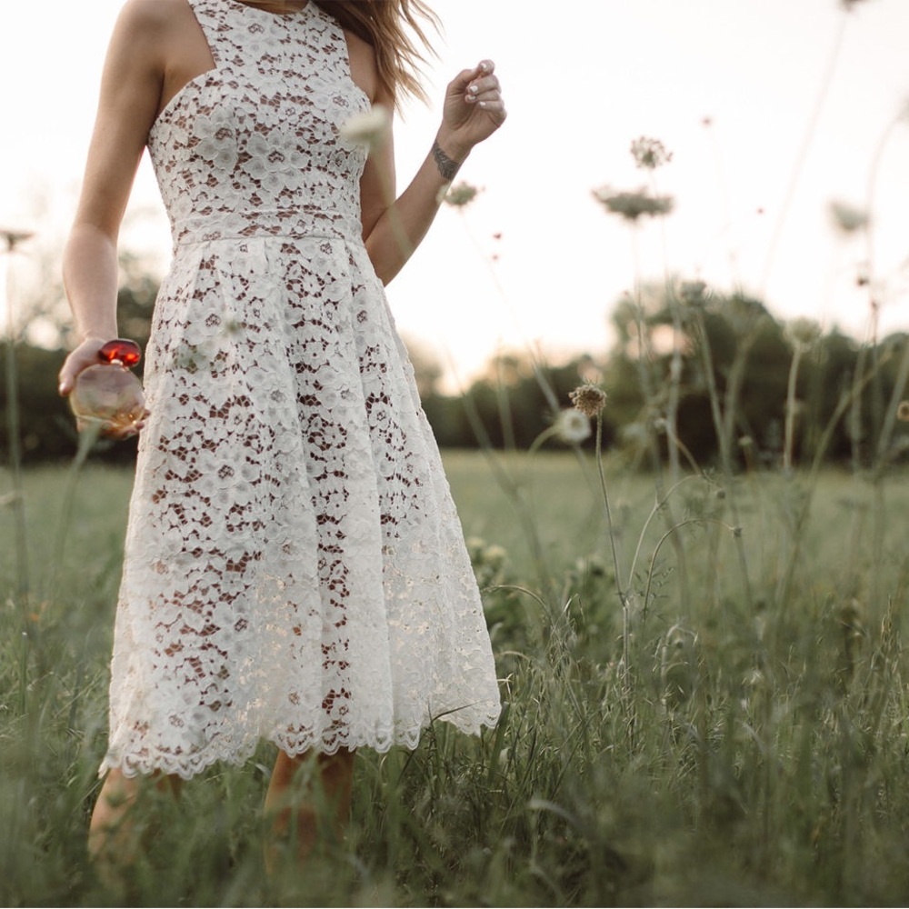 Like New! Ministry of Style white lace nude lining midi dress size 6